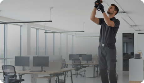 Elektriker bei Arbeit in Gewerberäumen